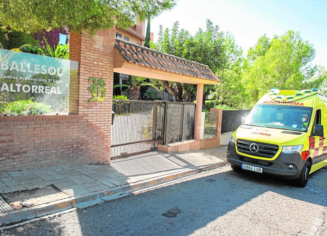 Una ambulancia aguarda a la entrada de la residencia Ballesol, ayer por la tarde. 