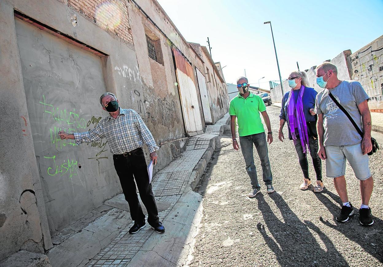 Asensio Albaladejo señala una de las últimas casas tapiadas y junto a él parte de su directiva: Habibi Habit, Concepción López y Ginés Gallego, en la calle Román Bono. 