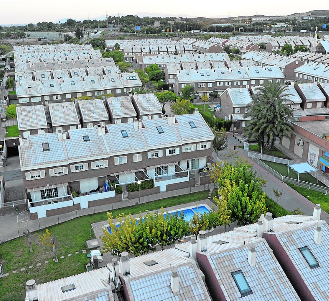 Vista aérea de la urbanización Los Rectores y de las terrazas que se han convertido en objetivo de la banda de ladrones. 