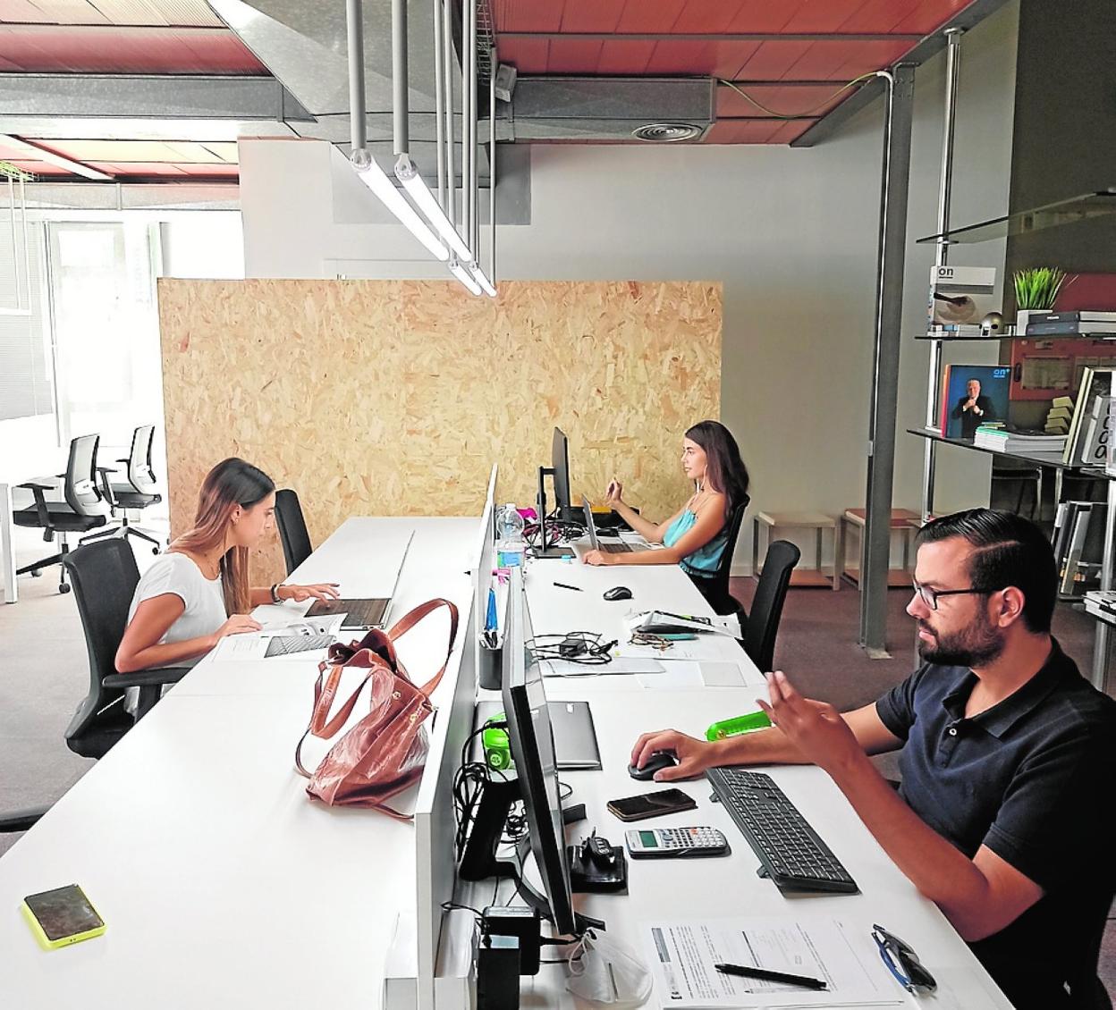 Distancia de seguridad entre tres emprendedores, en Coworking Oeste.