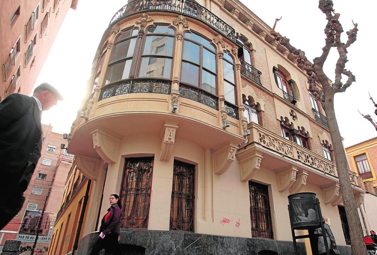 Casa encantada de Díaz Cassou en la calle Santa Teresa. 