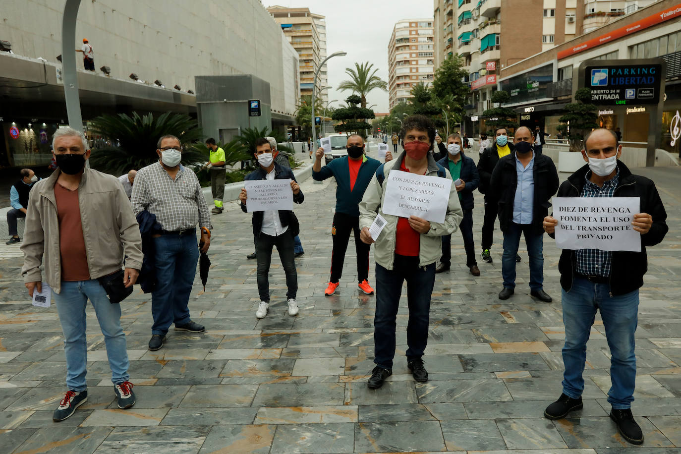 Fotos: Concentración y marcha de los trabajadores de Latbus hasta la Consejería de Fomento