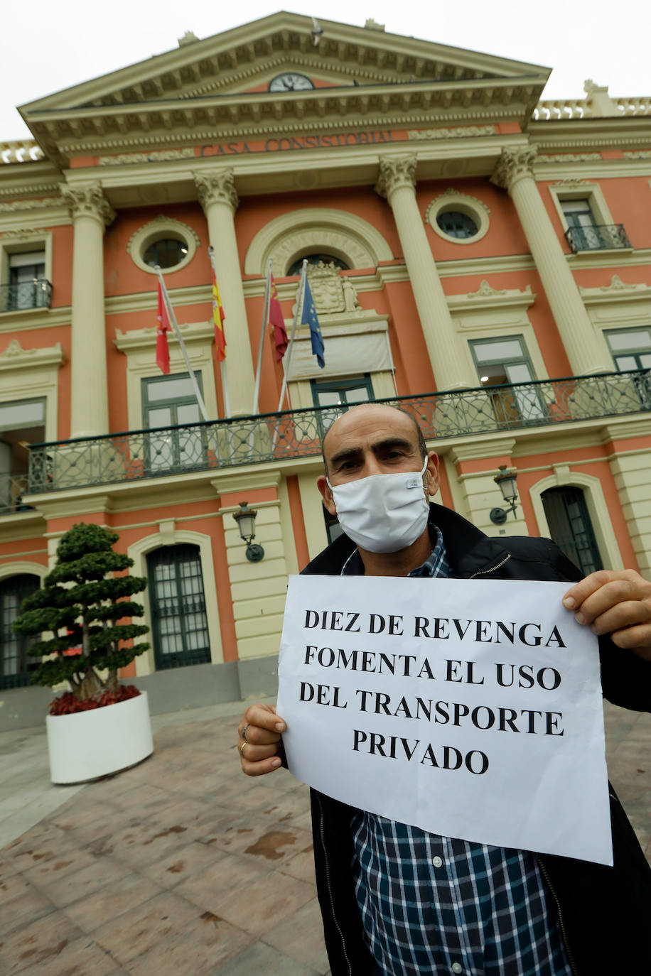 Fotos: Concentración y marcha de los trabajadores de Latbus hasta la Consejería de Fomento