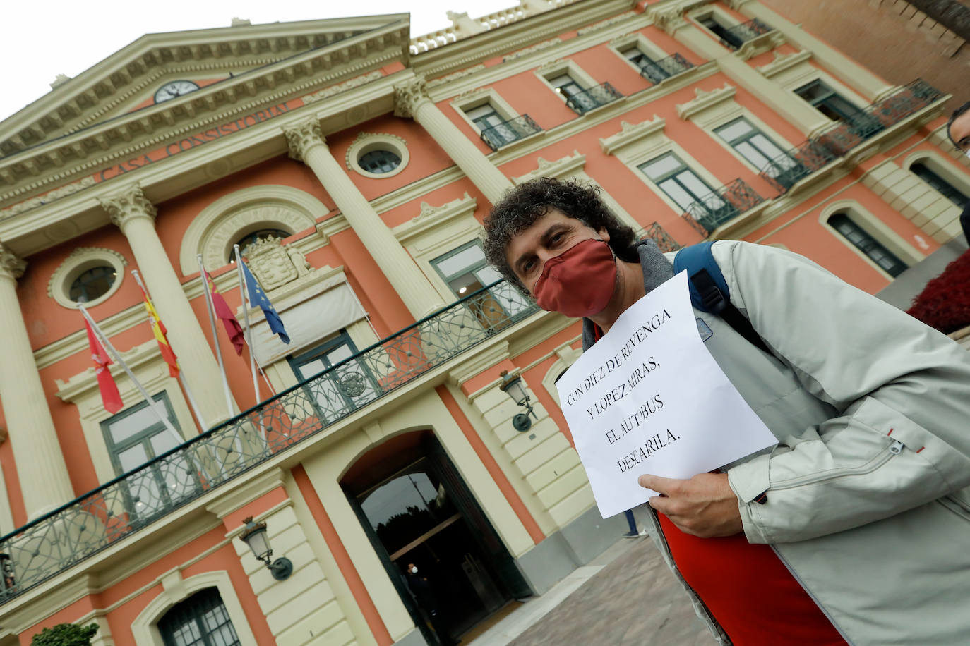 Fotos: Concentración y marcha de los trabajadores de Latbus hasta la Consejería de Fomento