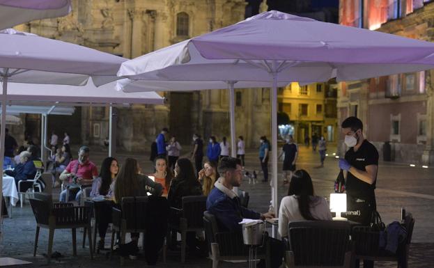 Varios comensales disfrutan de una cena frente a la Catedral de Murcia, en una imagen de archivo. | En vídeo: López Miras, en rueda de prensa