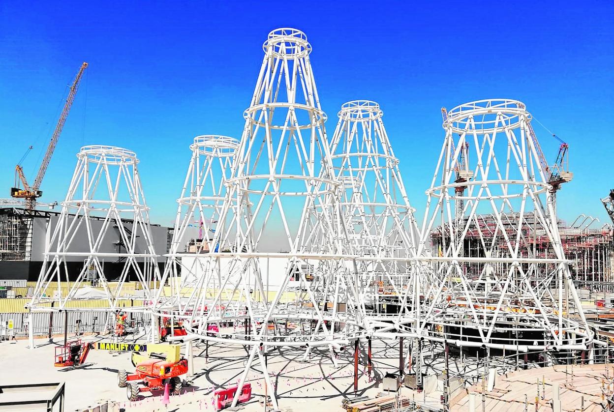 Las estructuras de los conos que formarán la cubierta ya empiezan a levantarse en la parcela que ocupará el pabellón de España. 