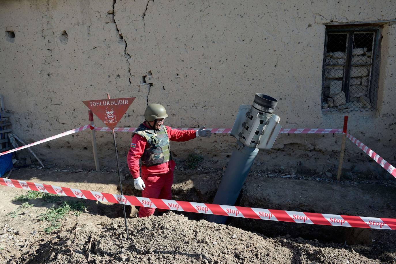 Un artificiero estudia un proyectil sin estallar en Nagorno-Karabag.