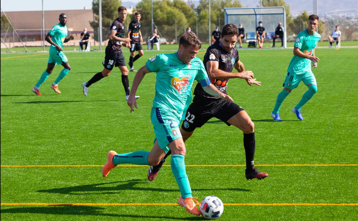 López Ruiz conduce el balón por la banda derecha.