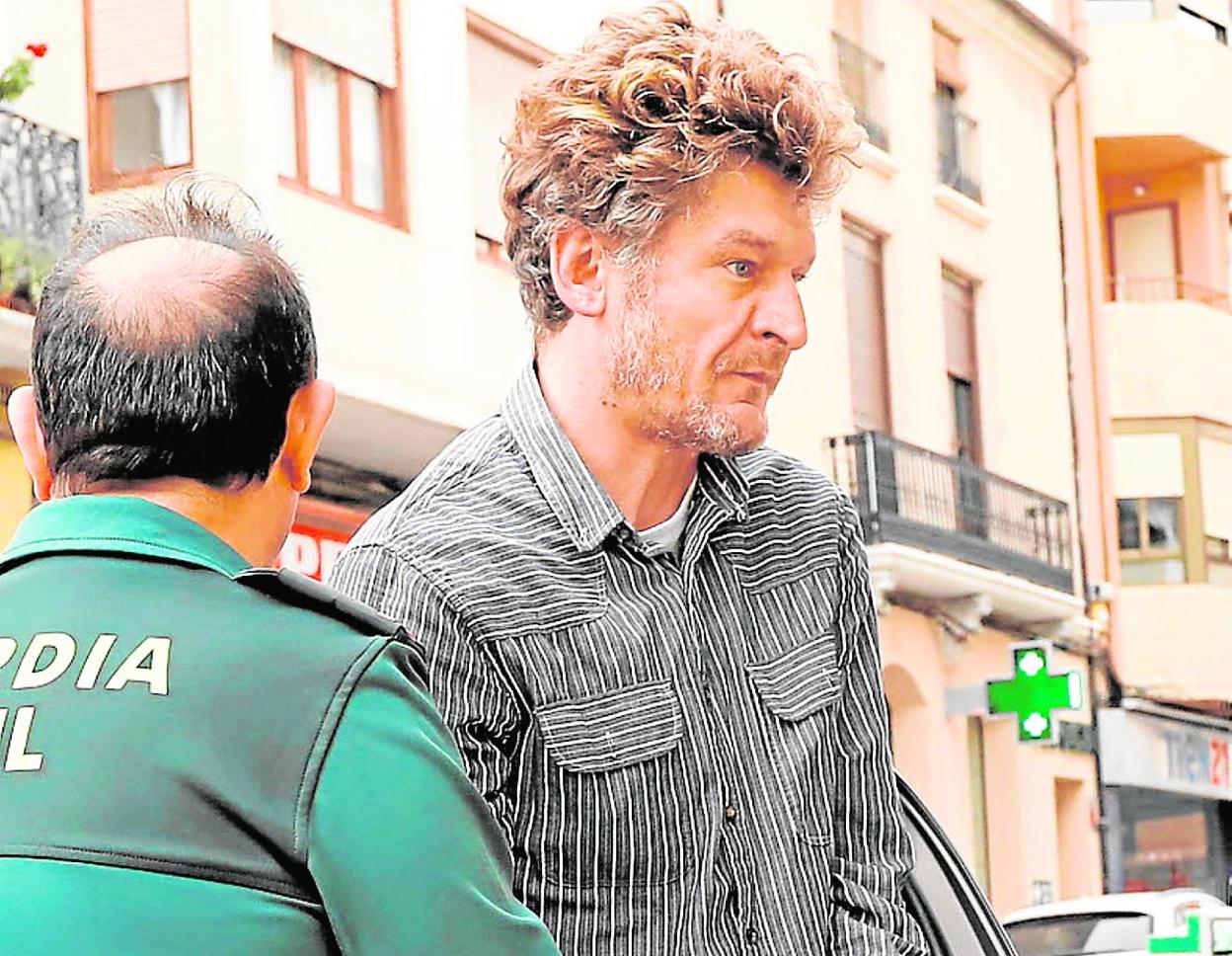 El supuesto autor del asesinato de sus padres, Antonio P., tras ser arrestado en Caudete. 