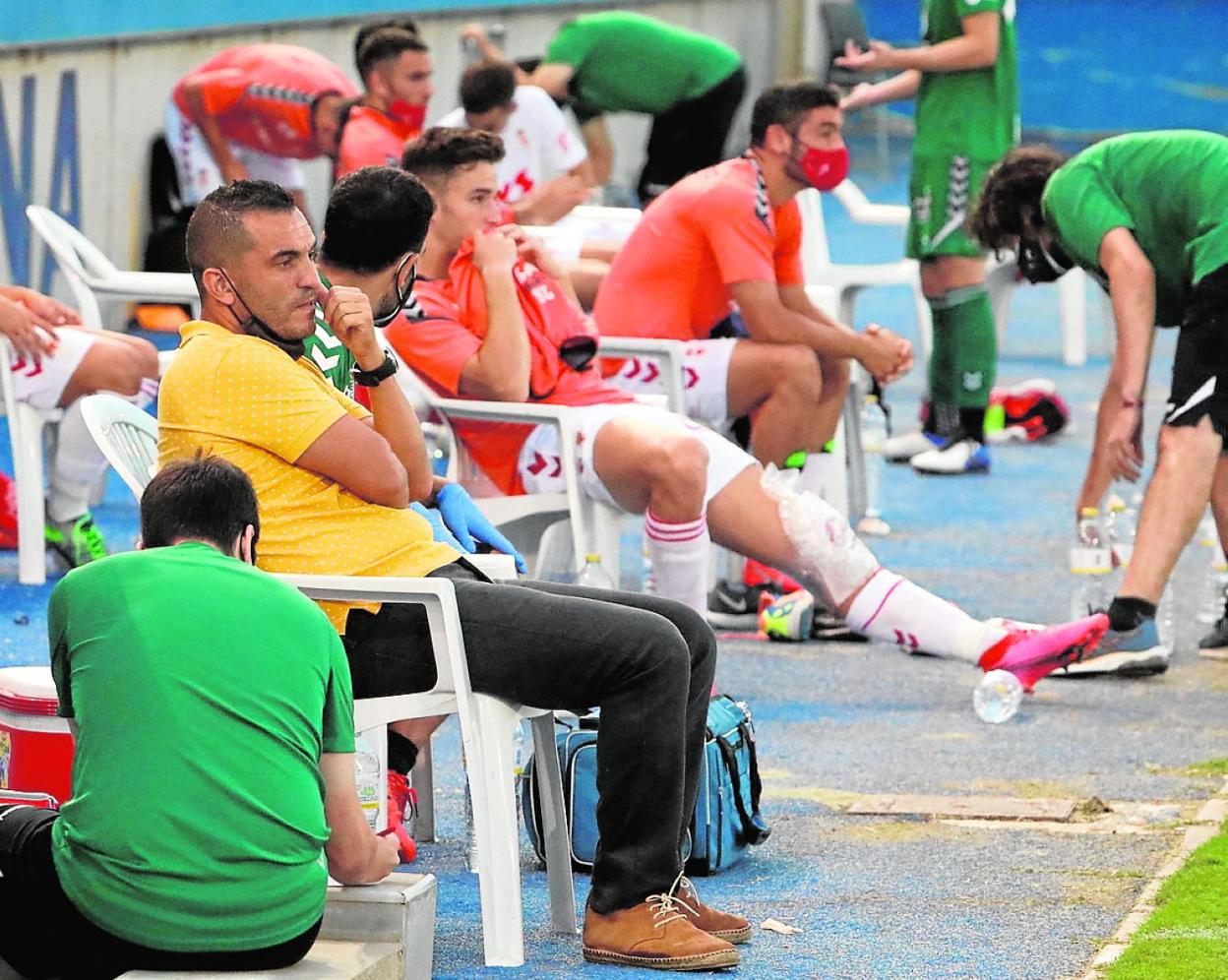 Adrián Hernández, junto a varios jugadores de su plantilla, en el amistoso de Lorca. 