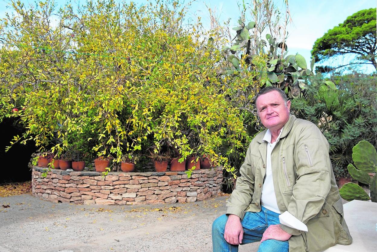 Eduardo Agüera, junto a un granado plantado por sus bisabuelos. 