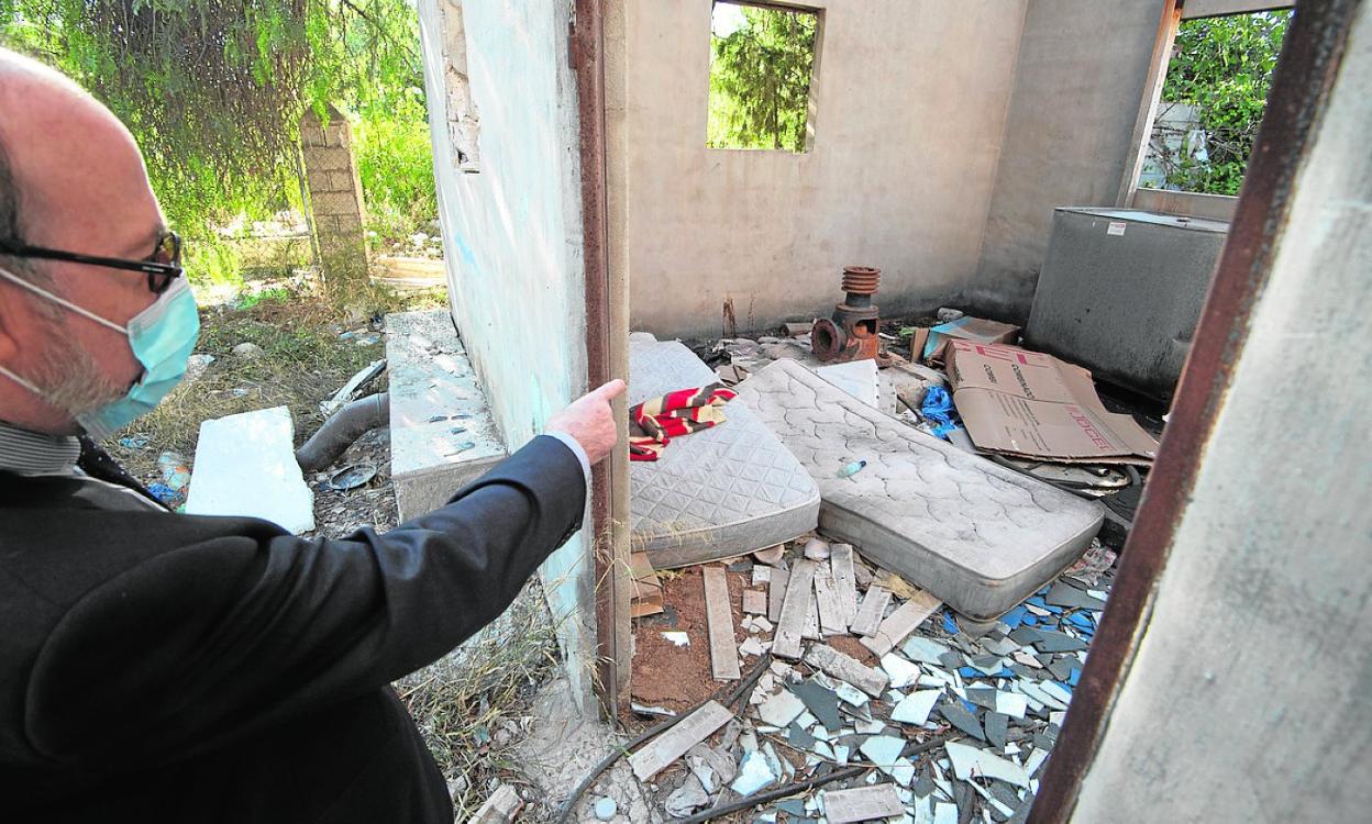 Paco Aguilera señala la casa dentro del solar abandonado, foco de ratas, frente al ambulatorio. 