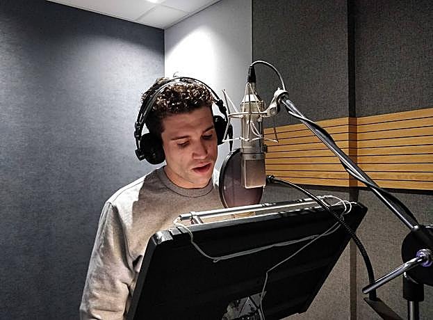 El actor murciano Jaime Lorente, durante el doblaje.