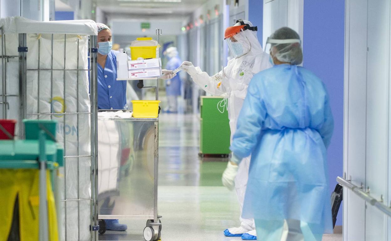 Varios sanitarios en el hospital Reina Sofía de Murcia, en una imagen de archivo.