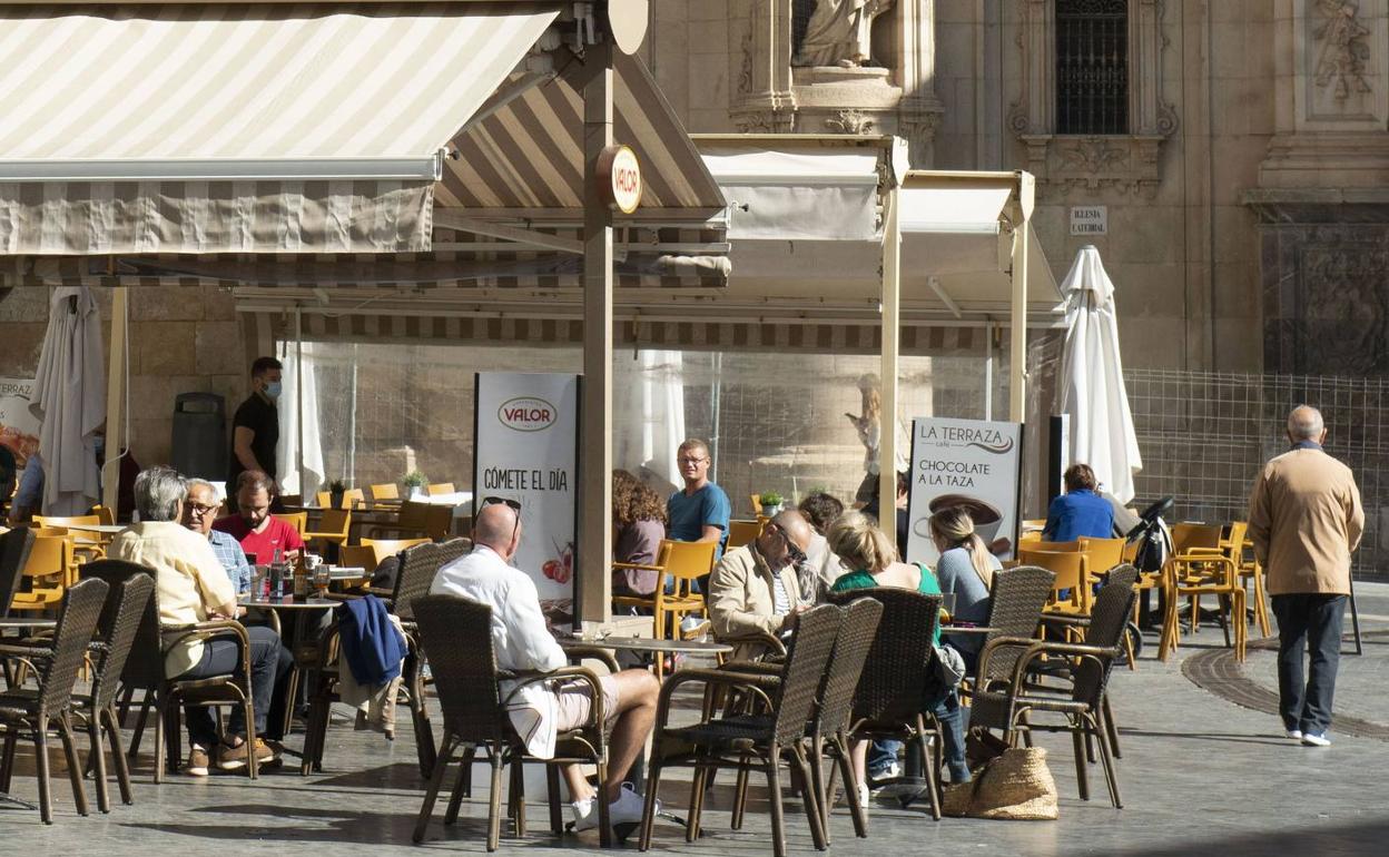 Varias personas toman algo en las terrazas de la Plaza Belluga en una Imagen de archivo. 