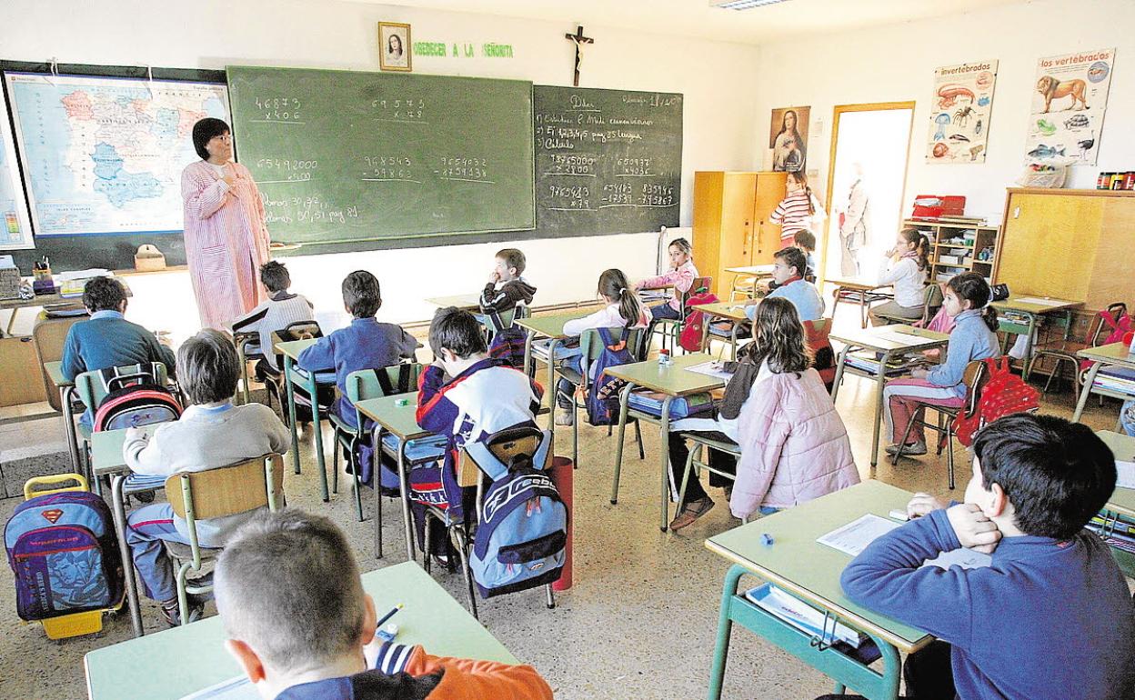 Niños atienden en clase en un colegio concertado de Murcia. 