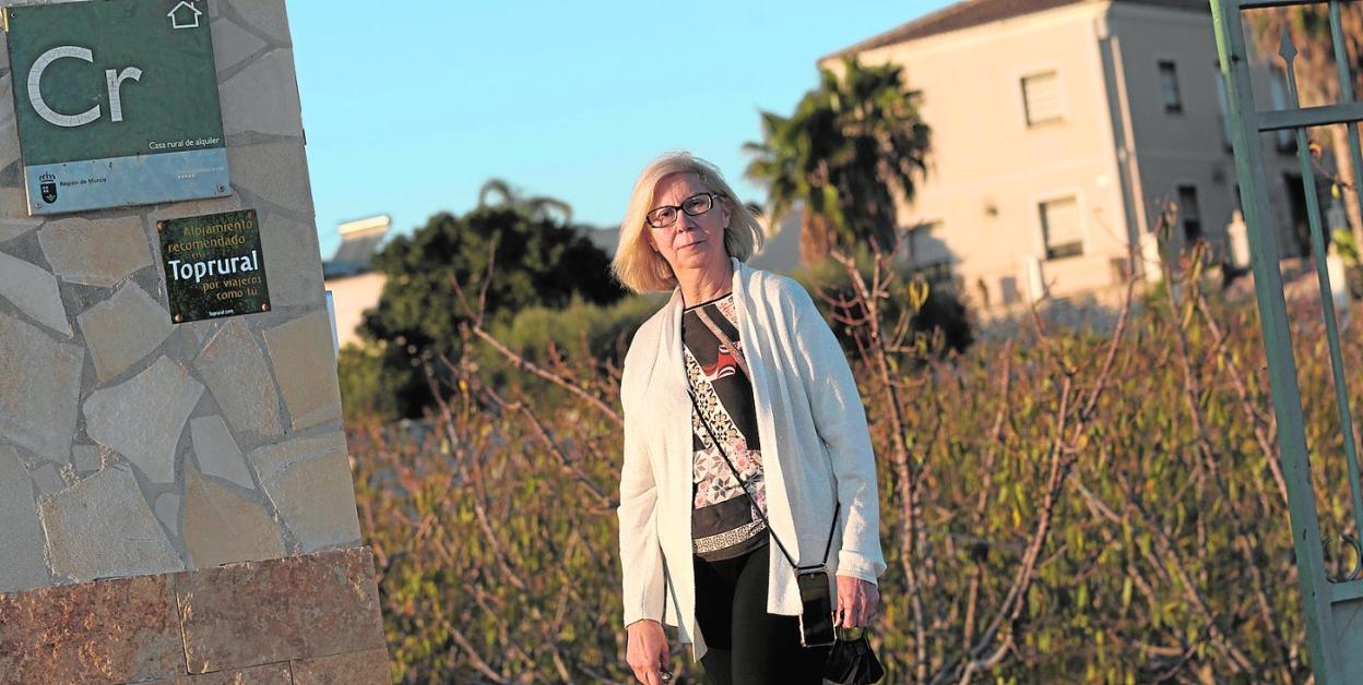 Carmen Victoria Ruiz, en una de las casas del complejo rural Las Señoritas de Fortuna, este jueves. 