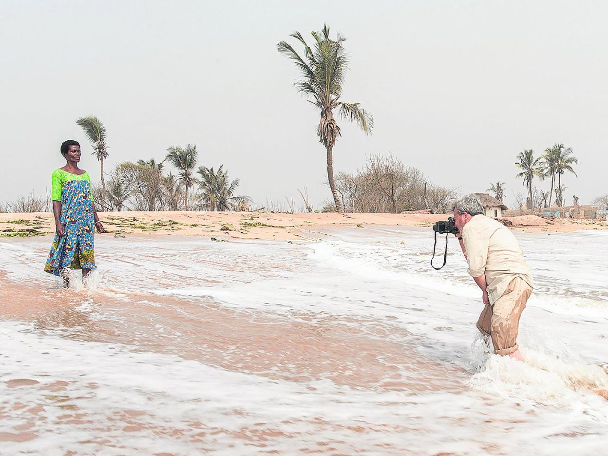 Antonio J. Pérez realizando el trabajo en Fuvemeh (Ghana). 