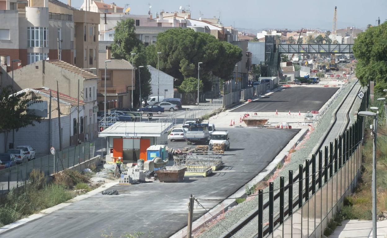 Obras del soterramiento de las vías del tren a su paso por Santiago el Mayor.