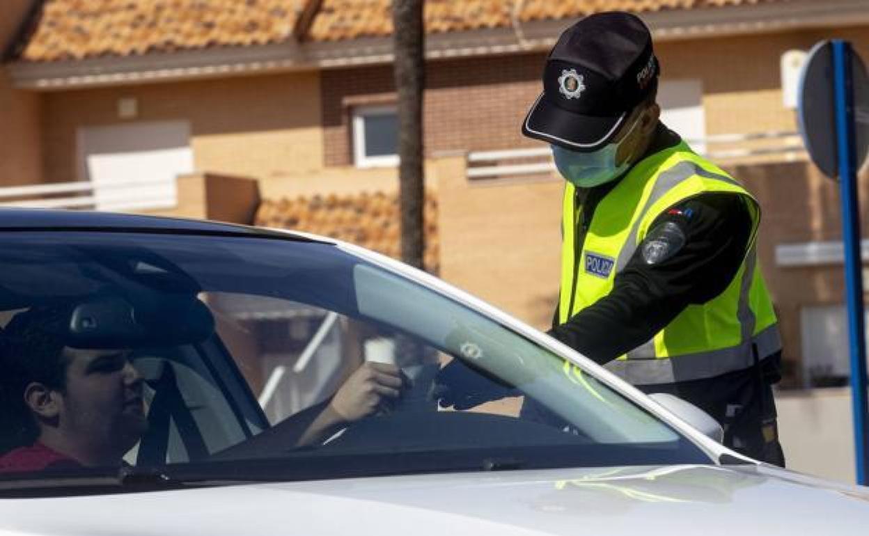 Un agente de la Policía Local de Cartagena, en un control durante el estado de alarma. 