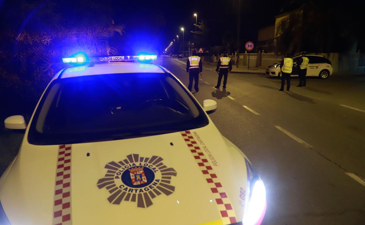 Control policial anoche en la zona de El Carmolí de Los Urrutias.