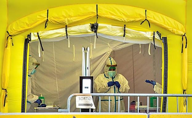 Un sanitario en un hospital de campaña. 