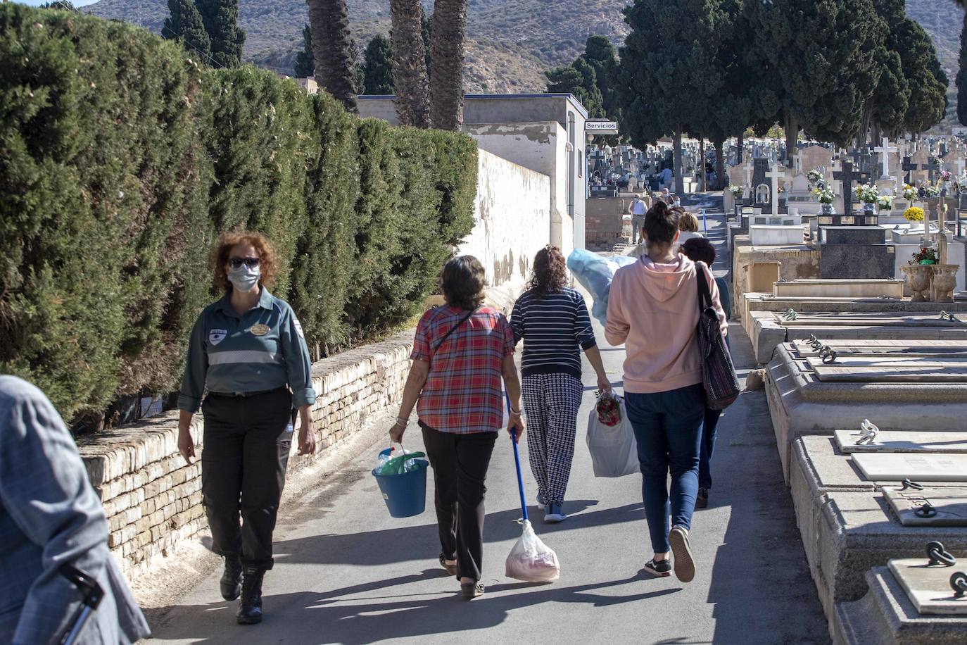 Fotos: El miedo a los contagios escalona las visitas a los cementerios de Cartagena