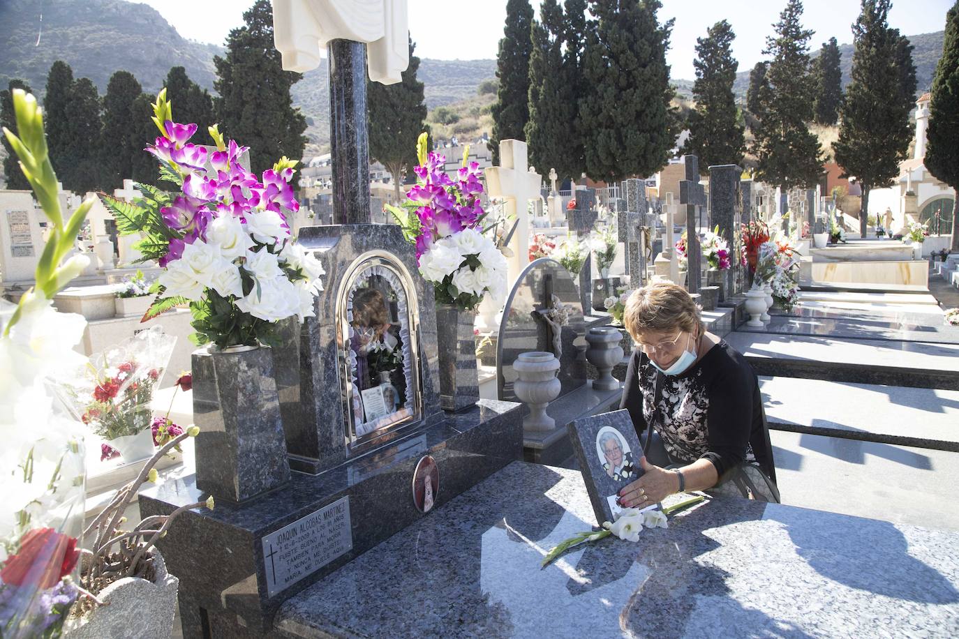 Fotos: El miedo a los contagios escalona las visitas a los cementerios de Cartagena
