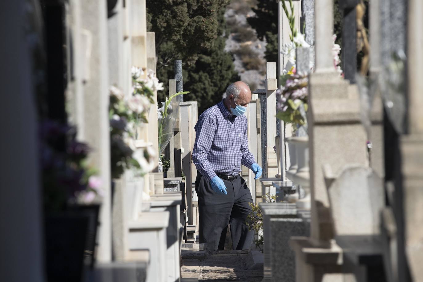 Fotos: El miedo a los contagios escalona las visitas a los cementerios de Cartagena