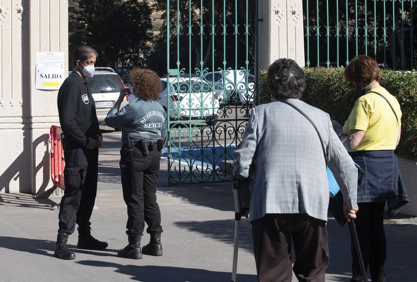 Fotos: El miedo a los contagios escalona las visitas a los cementerios de Cartagena