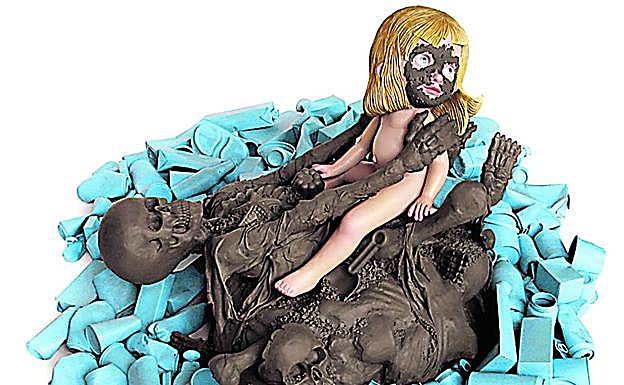 Imagen principal - 1. 'La isla del tesoro'. Instalación que recrea la muerte de la infancia desde la visión de la artista belga Harma Heikens. 2. 'Abuela'. El realista yeclano Javier Bañón es la sorpresa de 'Rigor Mortis'. 3. Hitler en la cruz. 'El elegido', del polémico Laureano Gisca.