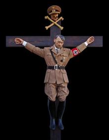 Imagen secundaria 2 - 1. 'La isla del tesoro'. Instalación que recrea la muerte de la infancia desde la visión de la artista belga Harma Heikens. 2. 'Abuela'. El realista yeclano Javier Bañón es la sorpresa de 'Rigor Mortis'. 3. Hitler en la cruz. 'El elegido', del polémico Laureano Gisca.