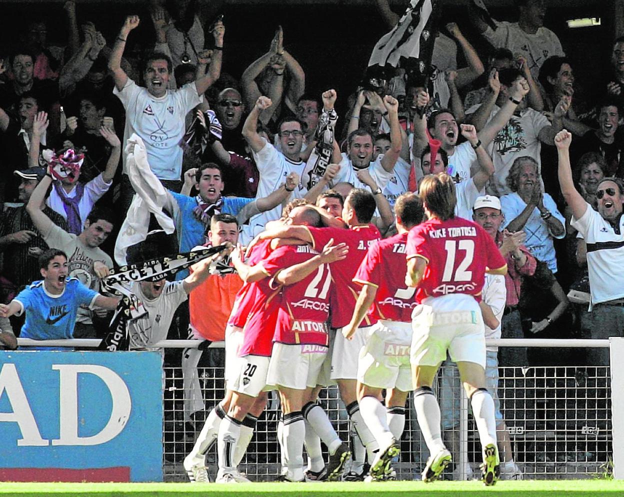 Los jugadores del Albacete celebran un gol en el Cartagonova, el 19 de junio de 2010. 