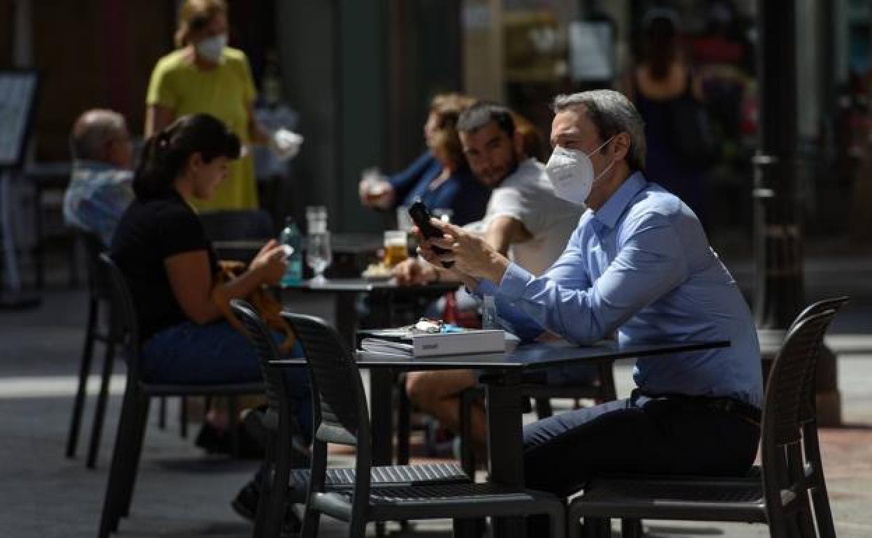 Un cliente de una terraza de un bar en el centro de Murcia en una foto de archivo.