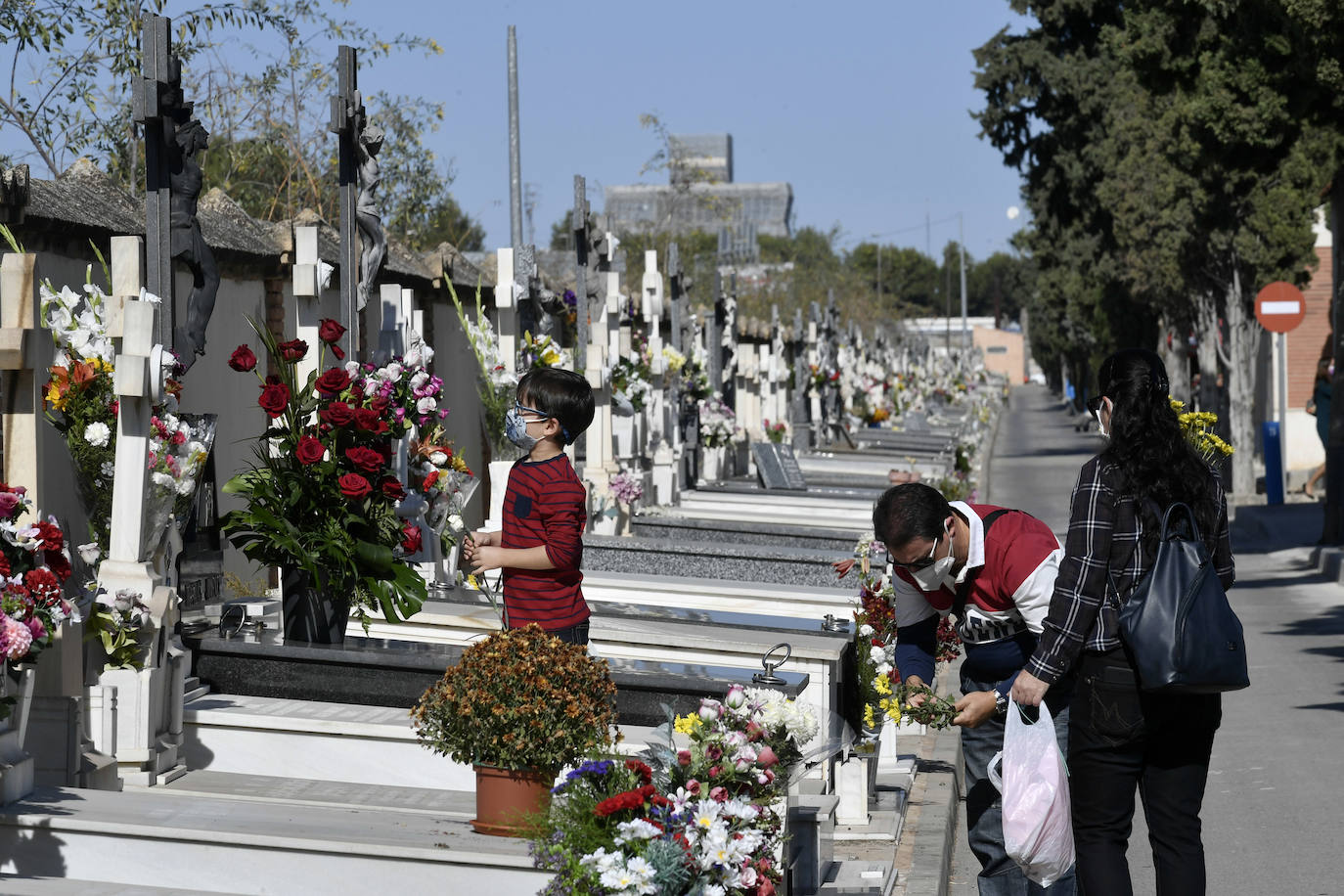 Fotos: El Día de Todos los Santos transcurre con normalidad en el cementerio de Espinardo