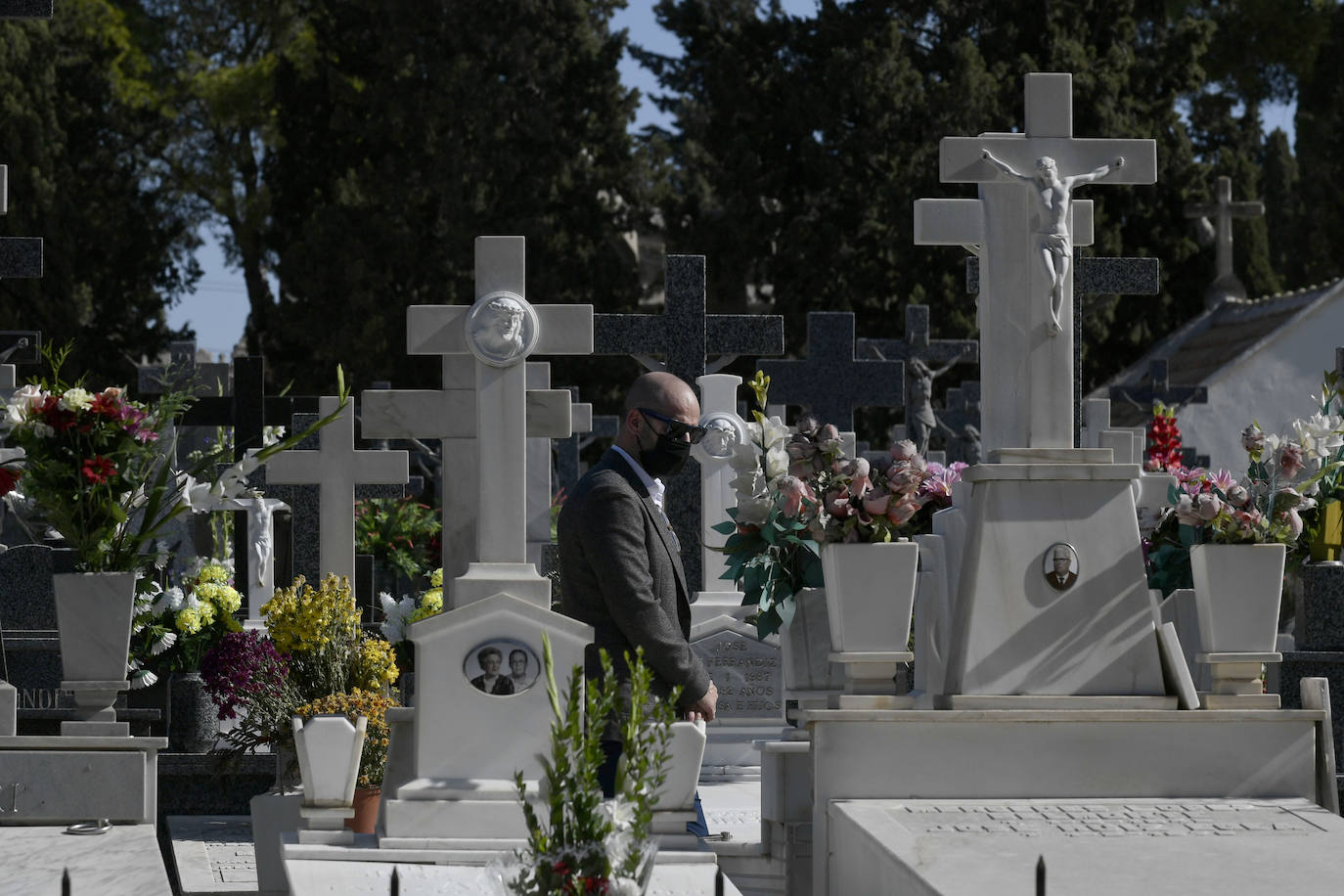 Fotos: El Día de Todos los Santos transcurre con normalidad en el cementerio de Espinardo