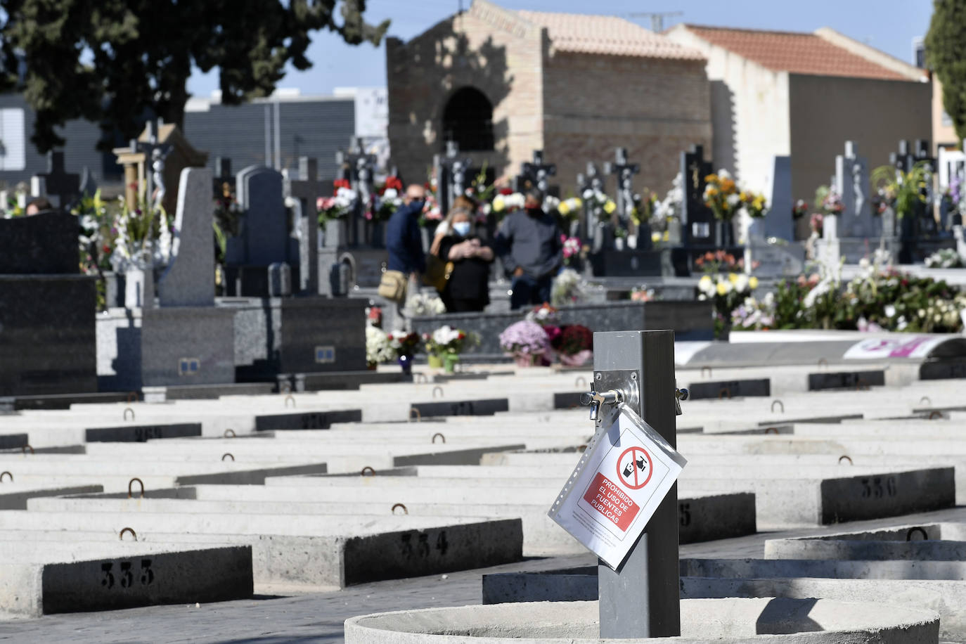 Fotos: El Día de Todos los Santos transcurre con normalidad en el cementerio de Espinardo