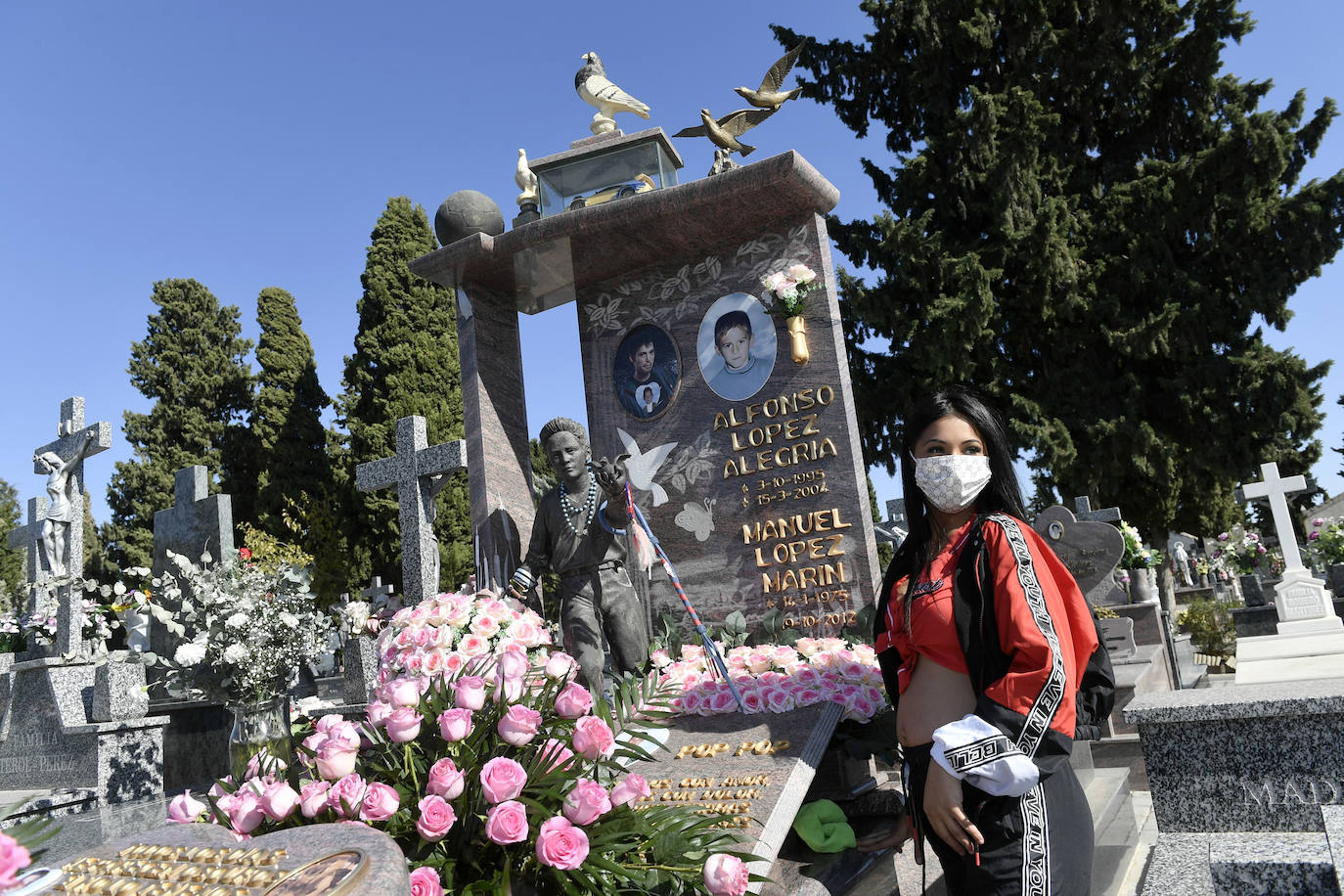 Fotos: El Día de Todos los Santos transcurre con normalidad en el cementerio de Espinardo