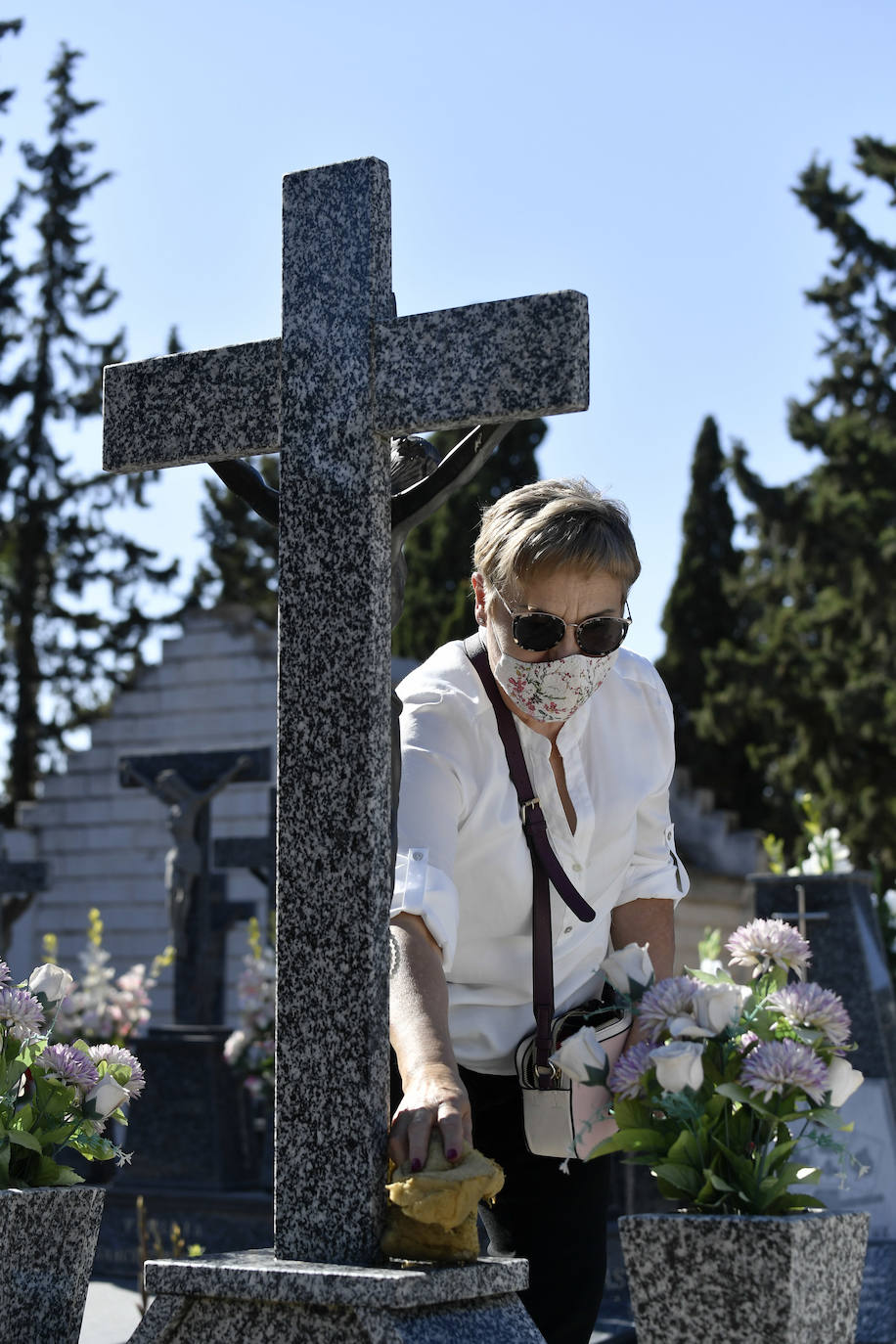 Fotos: El Día de Todos los Santos transcurre con normalidad en el cementerio de Espinardo