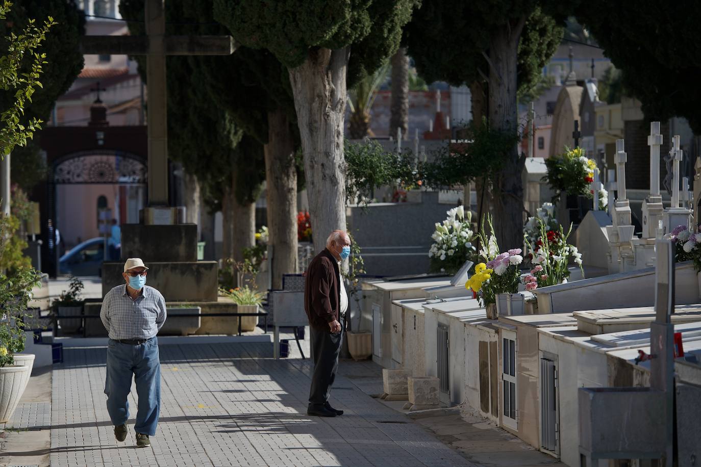 Fotos: Visitas a &#039;cuentagotas&#039; en los cementerios de Murcia