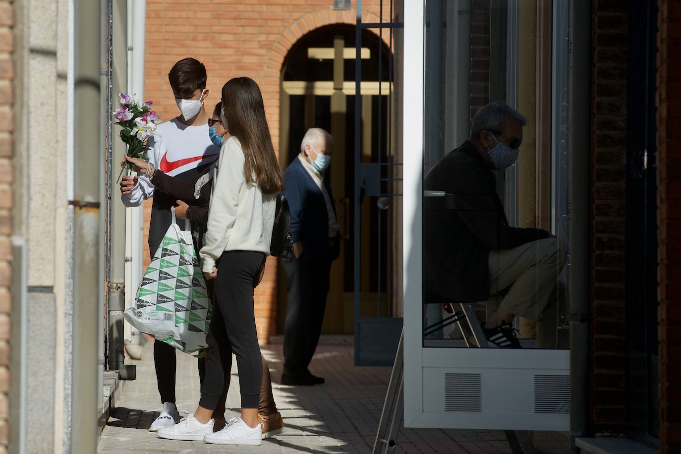 Fotos: Visitas a &#039;cuentagotas&#039; en los cementerios de Murcia