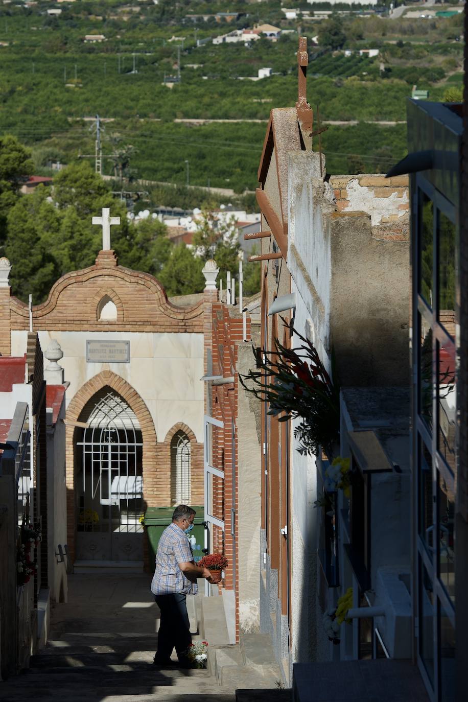 Fotos: Visitas a &#039;cuentagotas&#039; en los cementerios de Murcia