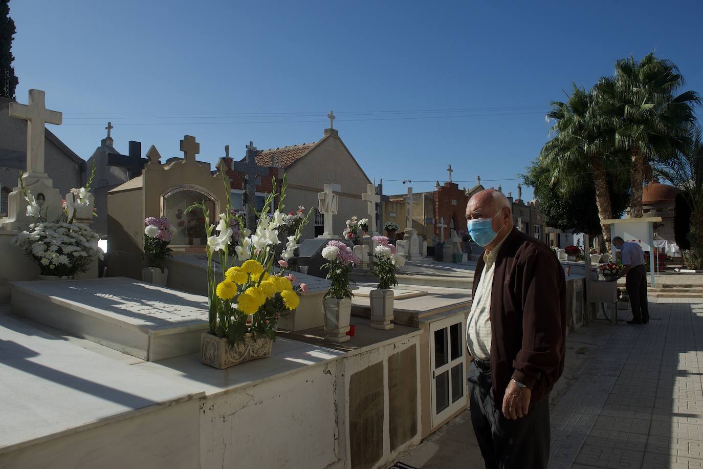 Fotos: Visitas a &#039;cuentagotas&#039; en los cementerios de Murcia