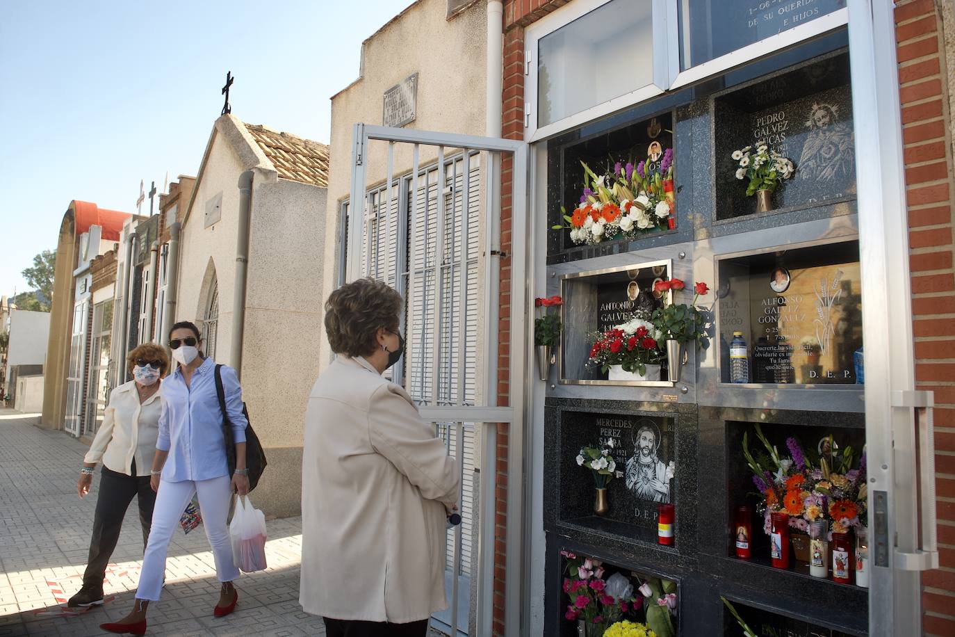 Fotos: Visitas a &#039;cuentagotas&#039; en los cementerios de Murcia