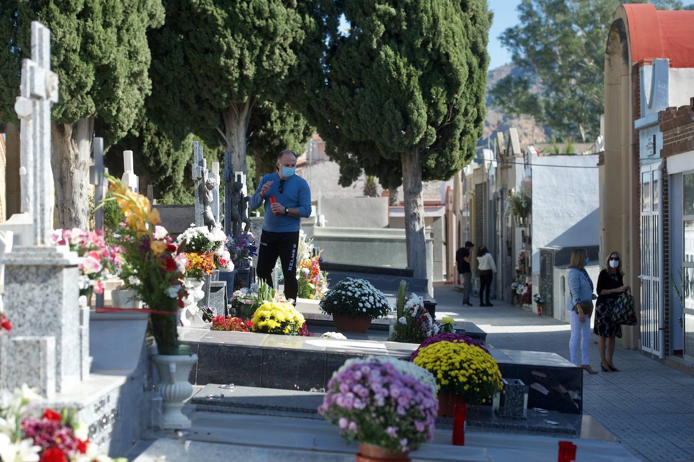 Fotos: Visitas a &#039;cuentagotas&#039; en los cementerios de Murcia