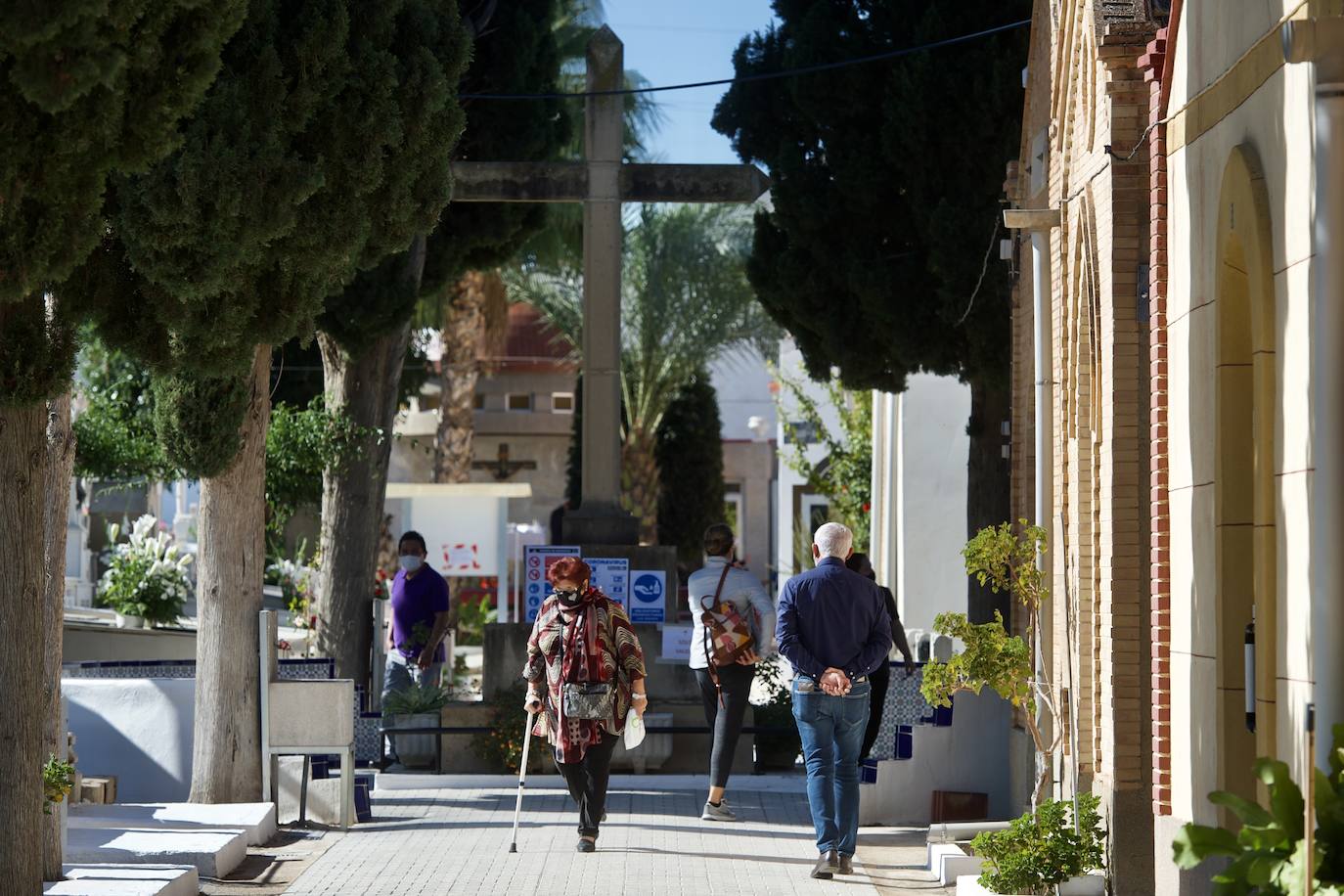 Fotos: Visitas a &#039;cuentagotas&#039; en los cementerios de Murcia