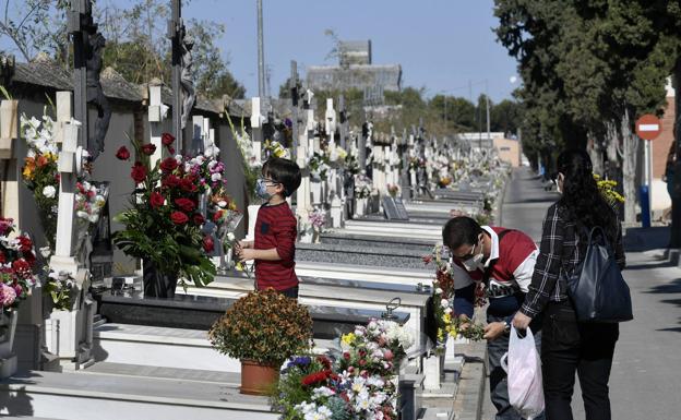 Vecinos en el cementerio de Espinardo, este domingo.