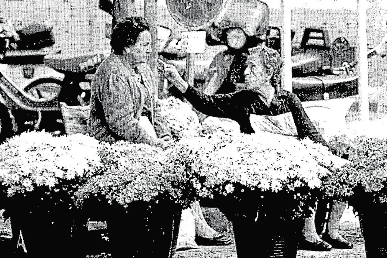 Huertanas. Dos vendedoras de flores, en pleno corazón de la ciudad, a mediados de los años setenta.