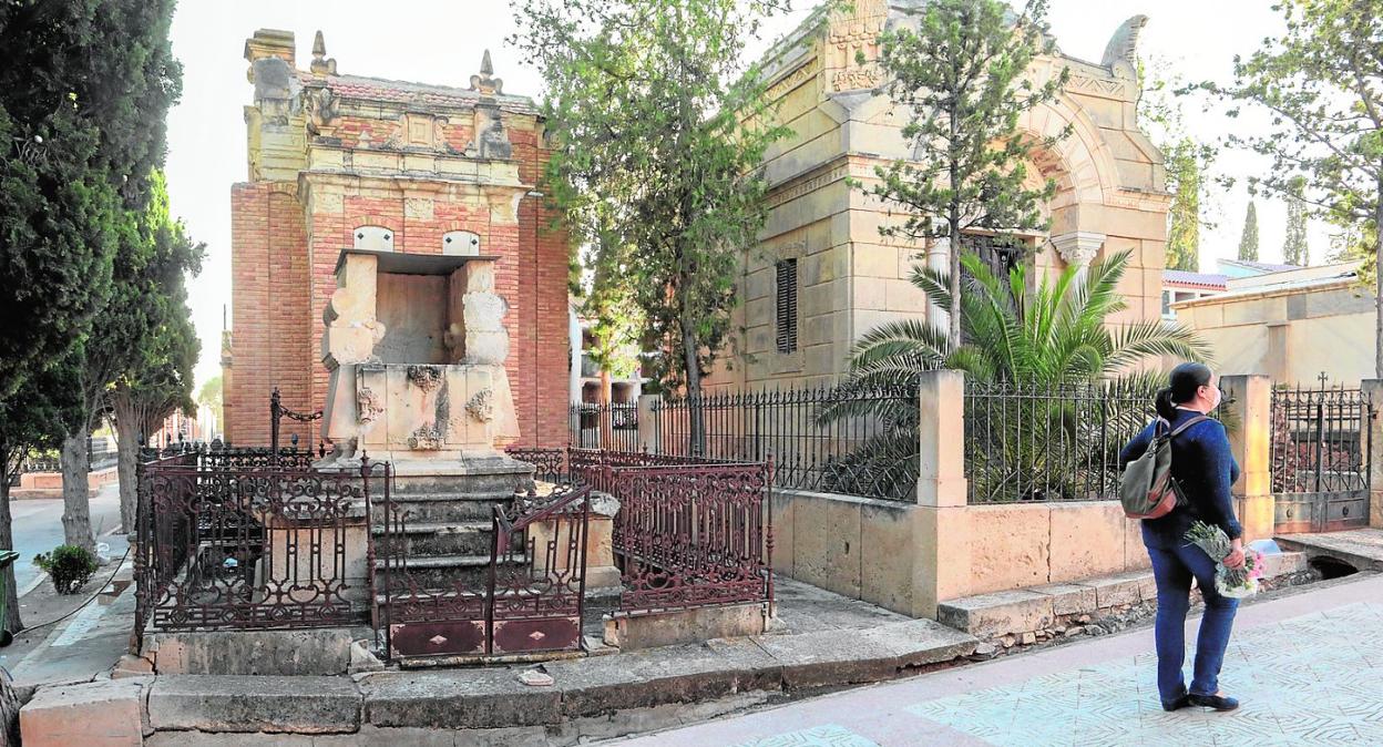 Una mujer pasa delante de uno de los panteones históricos que están a la espera de ser rehabilitados en el cementerio de San Clemente. 
