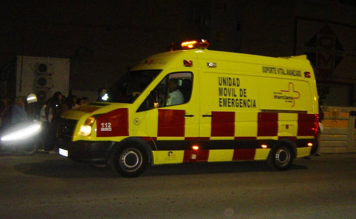 Imagen de archivo de una ambulancia de Emergencias.